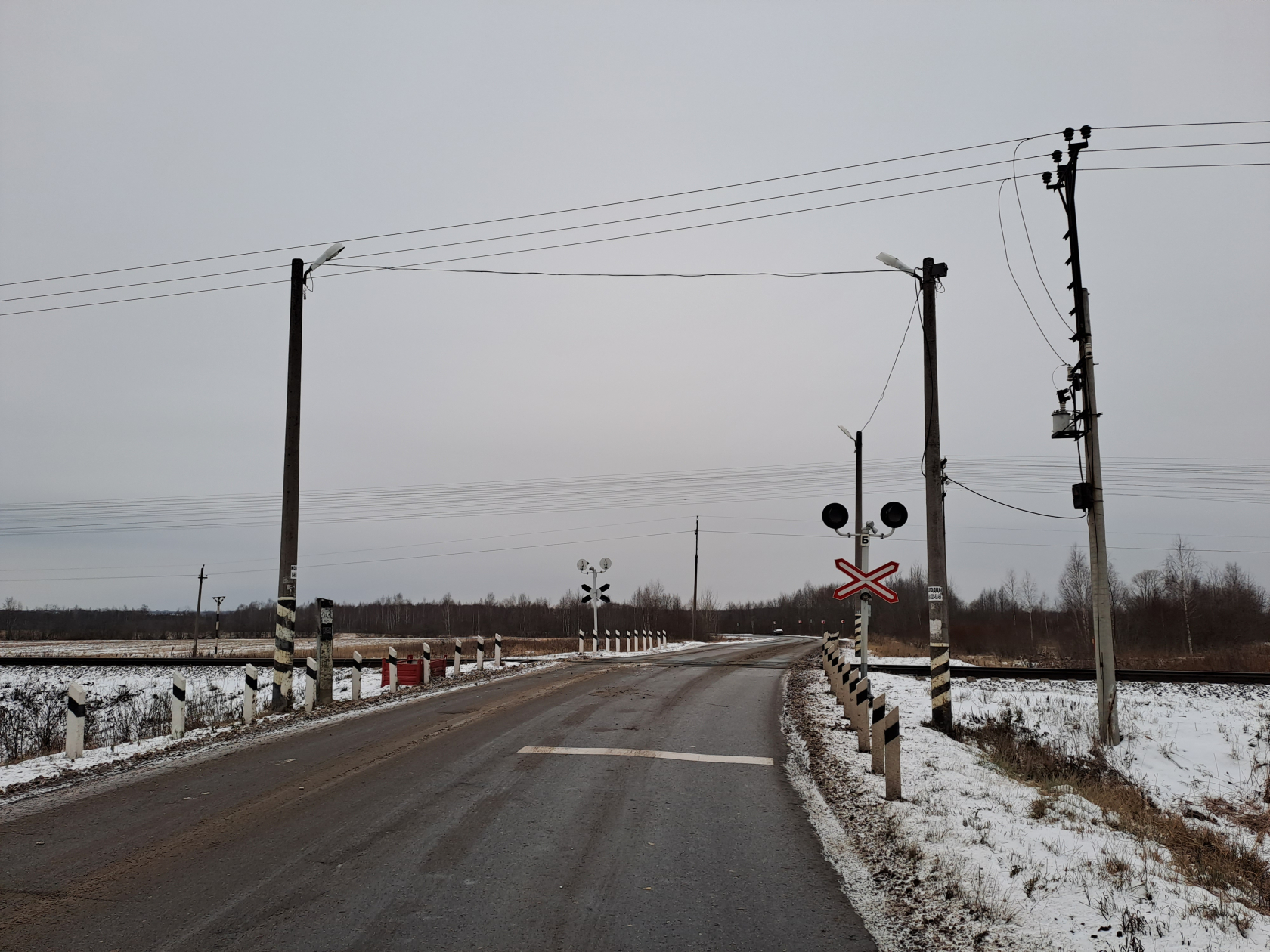Авария на жд переезде в ярославской области. Железнодорожный светофор. Светофор на переезде. Железнодорожный переезд. ЖД переезд.