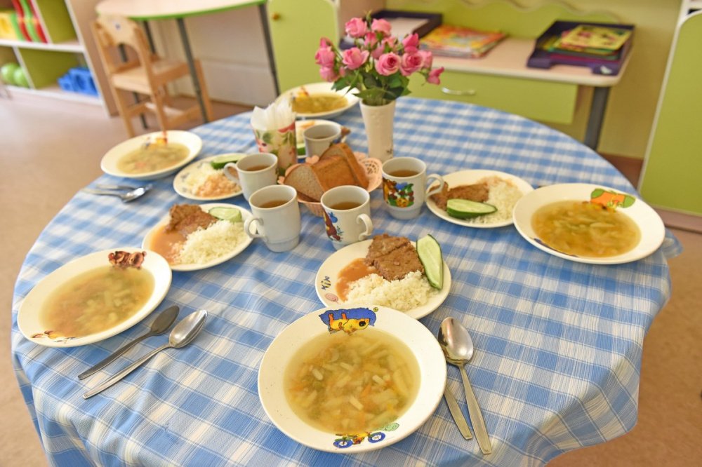 Пять часов голодом: в Ярославле решили оставить четырехразовое питание в детсадах