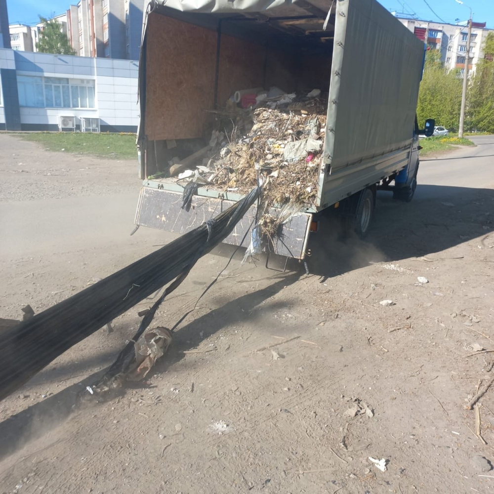 Поспешил сбежать: в Ярославле водителя фургона застали во время незаконного выброса мусора