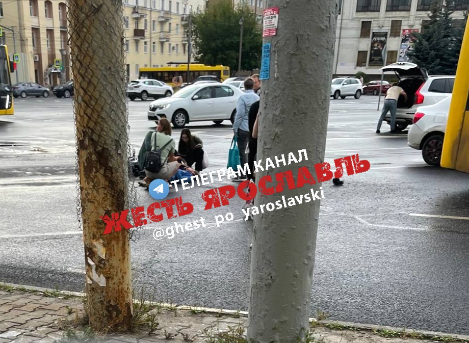 В Ярославле автобус столкнулся с электровелосипедом: пострадали мужчина и ребёнок