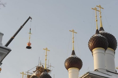 На колокольню Спасо-Пробоинского храма в Ярославле подняли главку с крестом