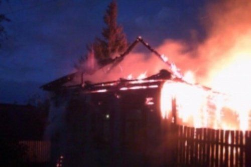 В Ростовском районе сгорел жилой дом 