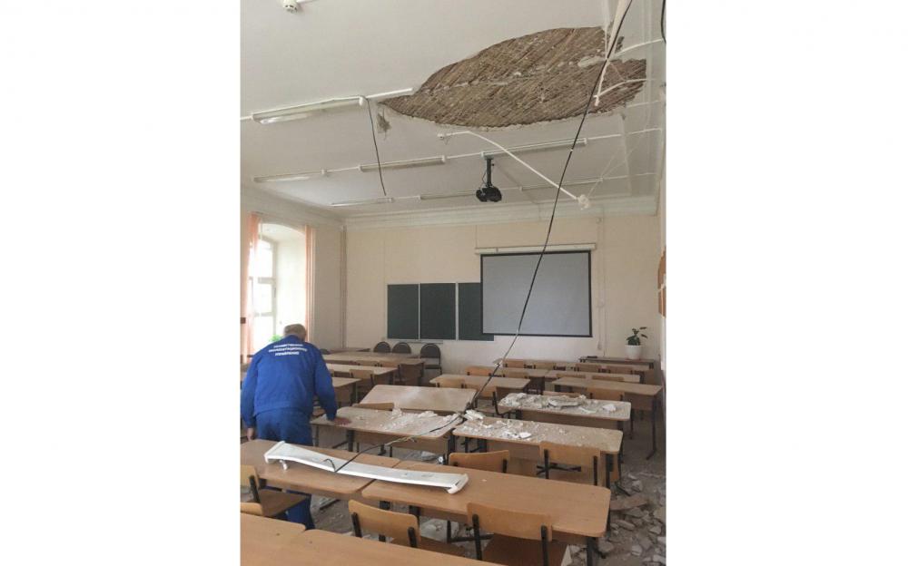 В аудитории ЯГПУ штукатурка обрушилась на студентов во время вступительного экзамена