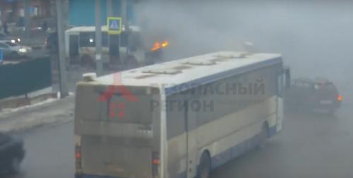 В интернете появилось видео горящего пригородного автобуса на Московском проспекте 