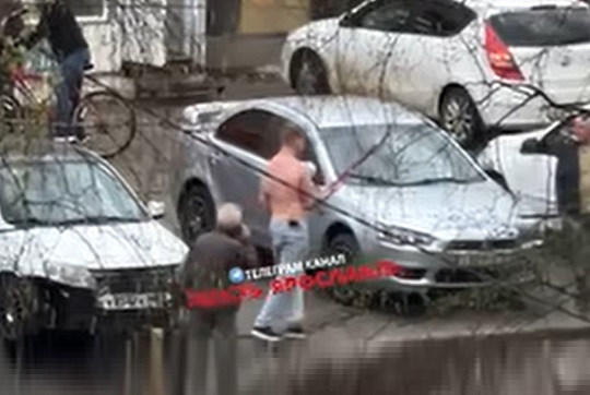 Жителей Ярославля перепугал полуголый мужчина с лопатой