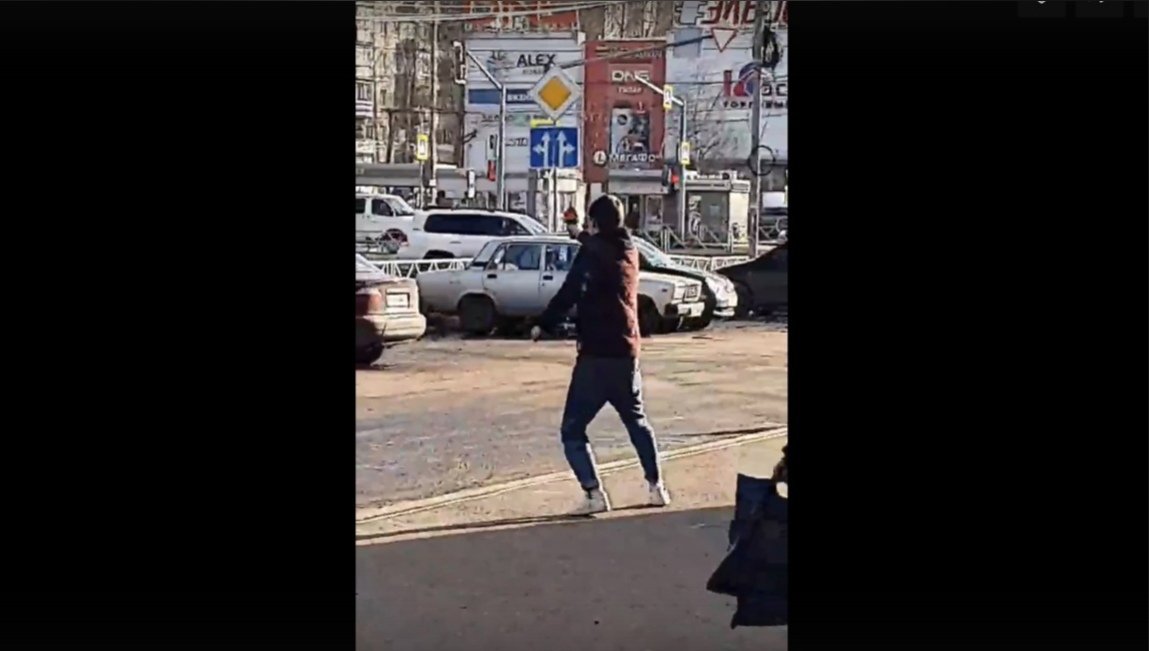 Нападение на ярославль. В Ярославле напал на женщину. По улицам Казани мужик с пистолетом.
