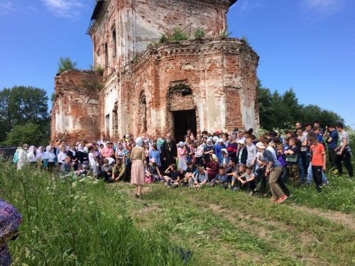 Волонтеры провели субботники у памятников культуры Ярославской области