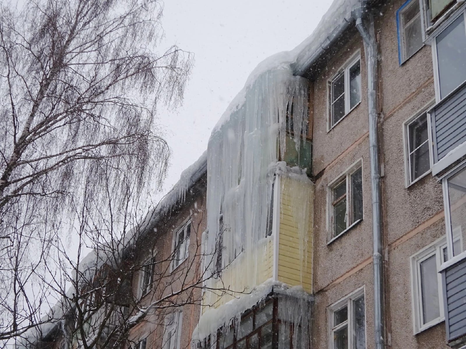 «Не знаешь, откуда прилетит!»: ярославцы массово жалуются на свисающие с  крыш сосульки | 03.02.22 | Яркуб