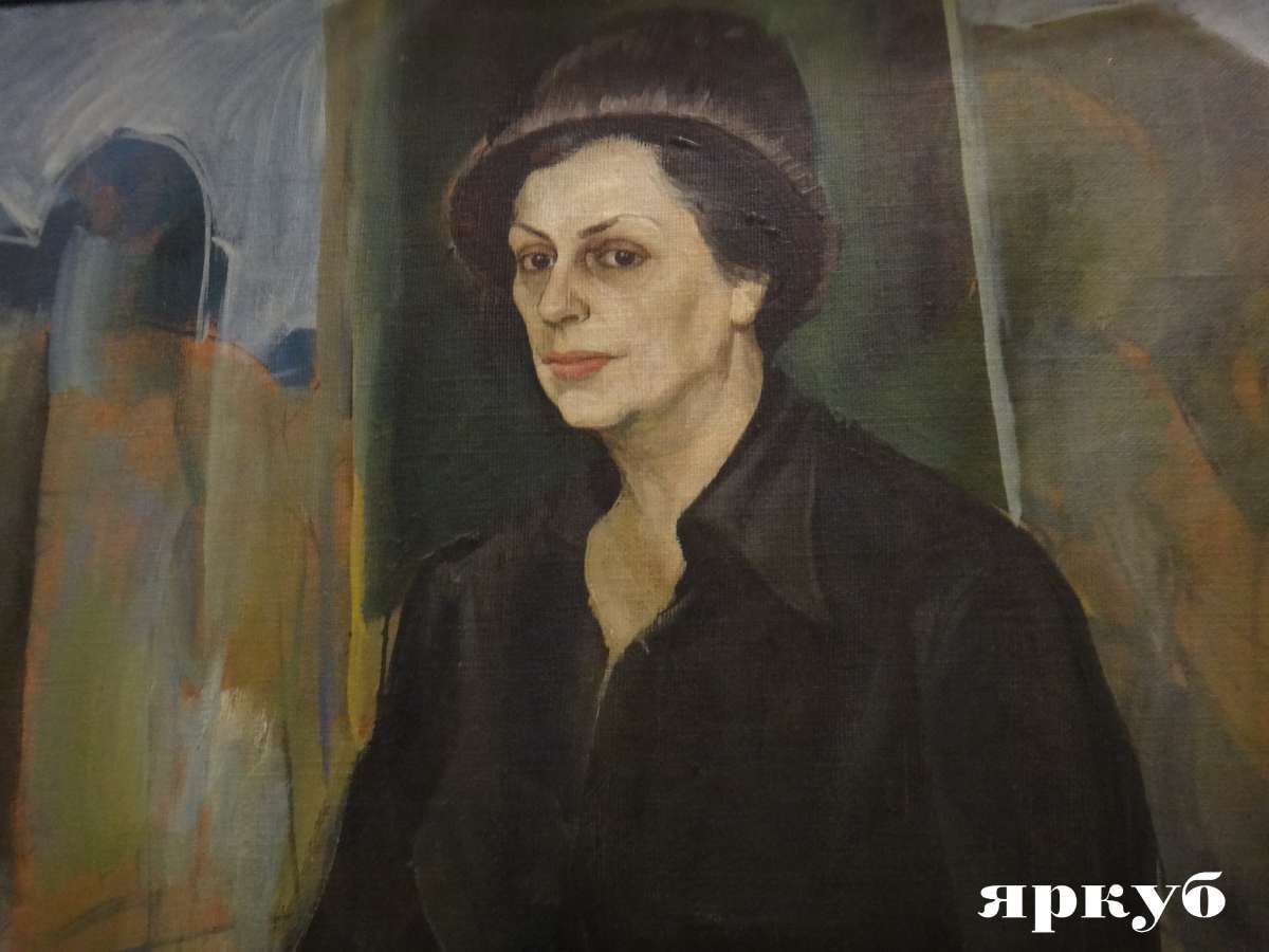 К 8 марта в Волковском театре открыли выставку женских портретов