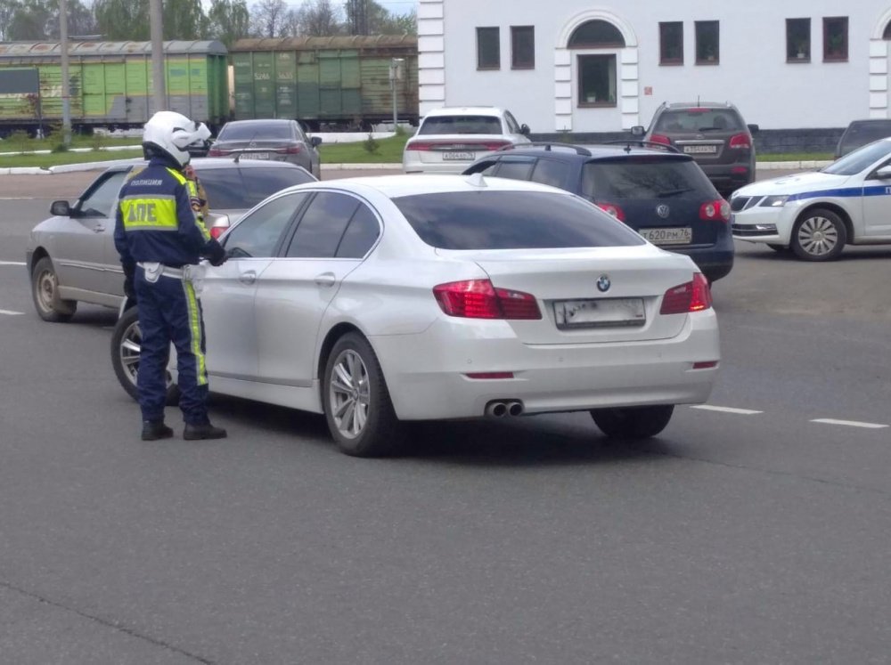 Массовые рейды: в Ярославле сотрудники ГИБДД проверили тонировку автомобилей
