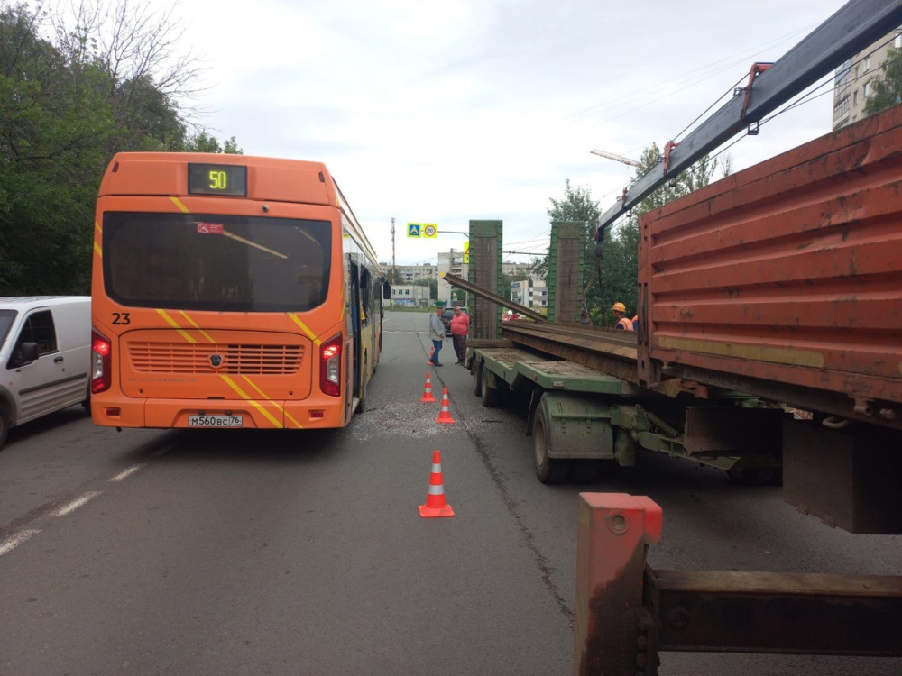 Пострадали пассажирки: в Ярославле трамвайный рельс уронили на электробус