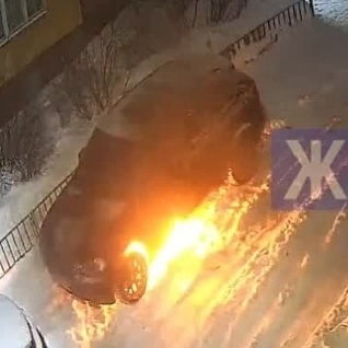 Машина сгорела на проспекте Машиностроителей: поджёг «или псих, или на заказ»_263563