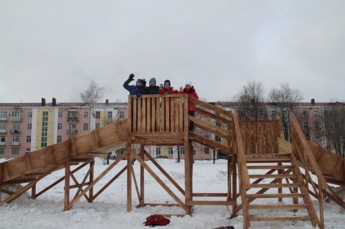 В Рыбинске установили деревянную горку 