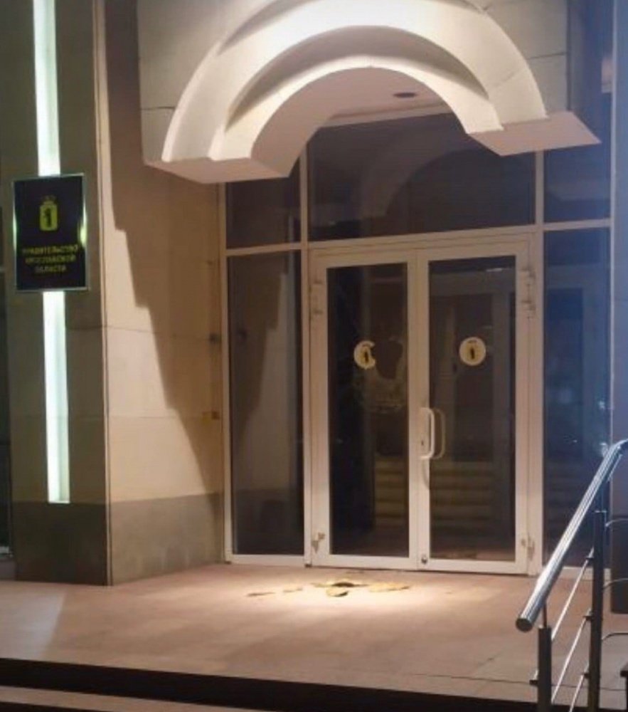 Ночью в Ярославле разбили входную дверь правительства