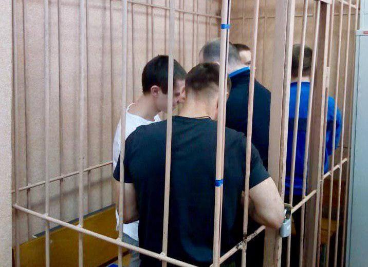 На суде по продлению меры пресечения фсиновцев-фигурантов дела об избиении Евгения Макарова посадили в клетку