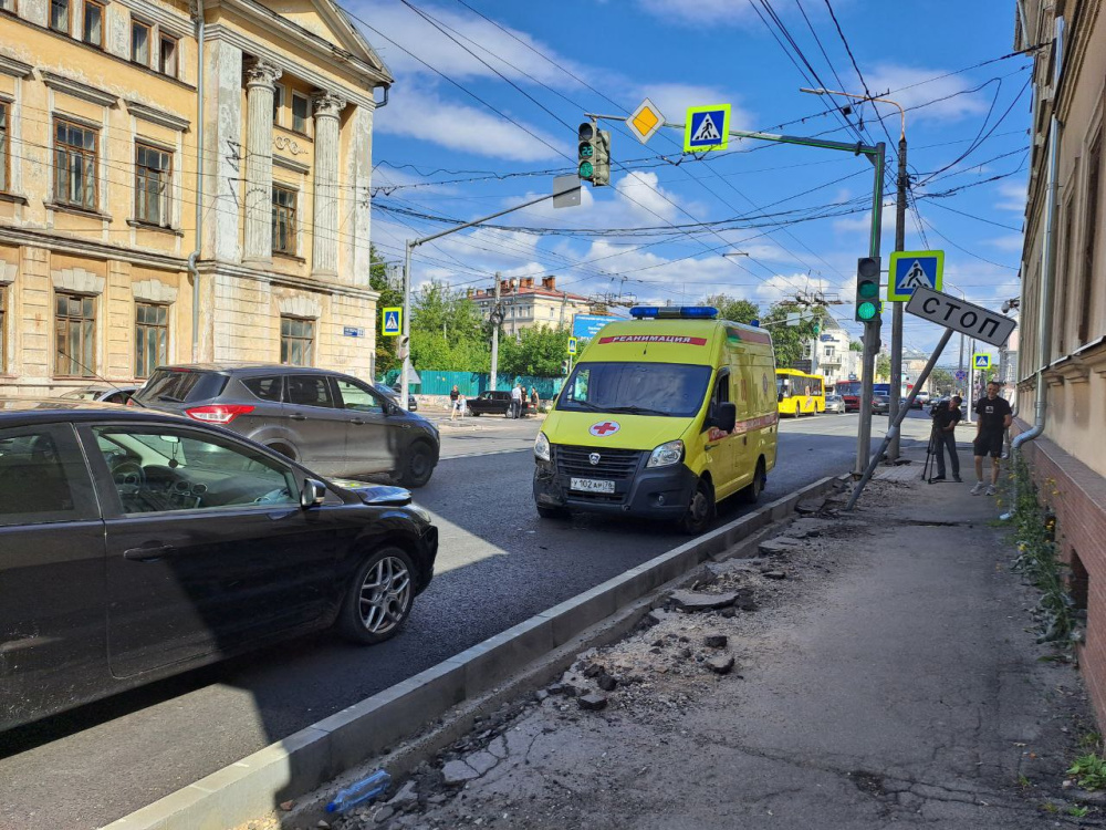 Отбросило на тротуар: в центре Ярославля автомобиль скорой помощи попал в тройное ДТП