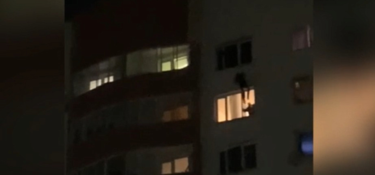 Полицейские после спасения ярославца от падения с высоты нашли у него партию наркотиков