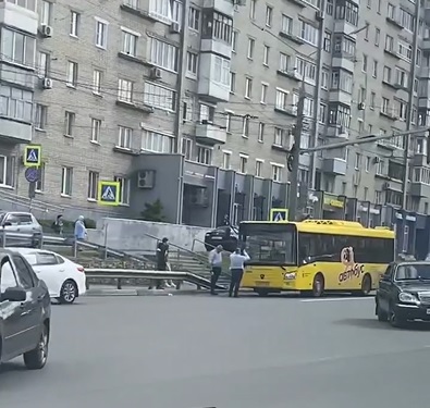 В Ярославле мужчина попал под автобус