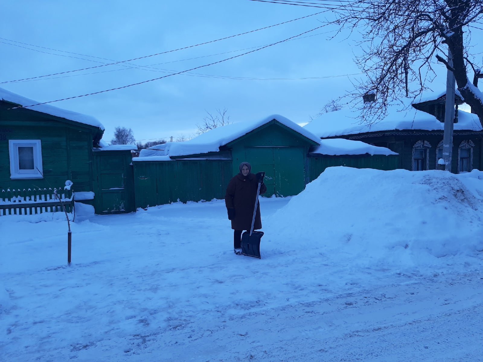 Снято в ярославле. Снег на улице. Бабушка русской деревни. Снег в 90. Убирают снег.