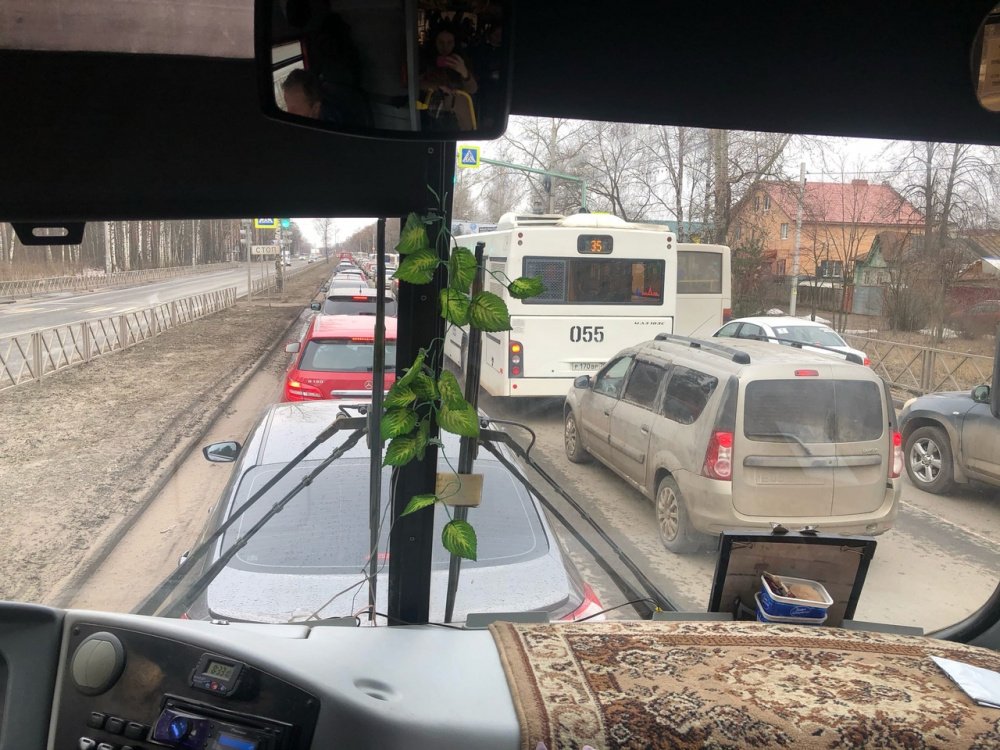 Две аварии на мосту: в Ярославле пробки в восемь баллов