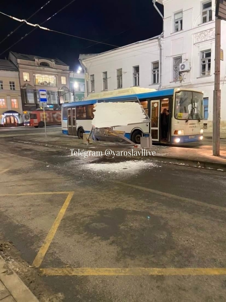 В Ярославле автобус снес остановку в Торговом переулке