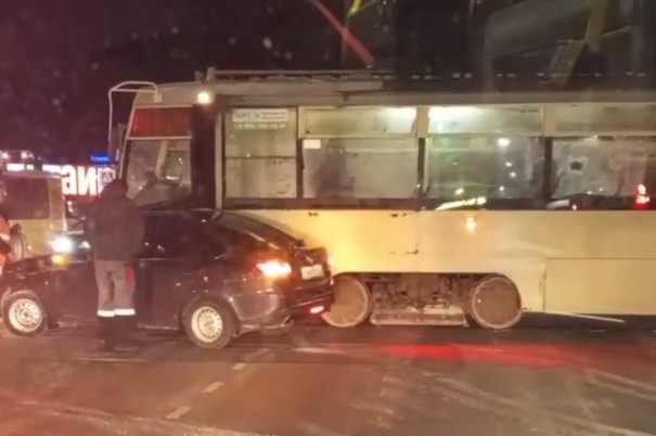 На Ленинградском проспекте в Ярославле легковушка врезалась в трамвай