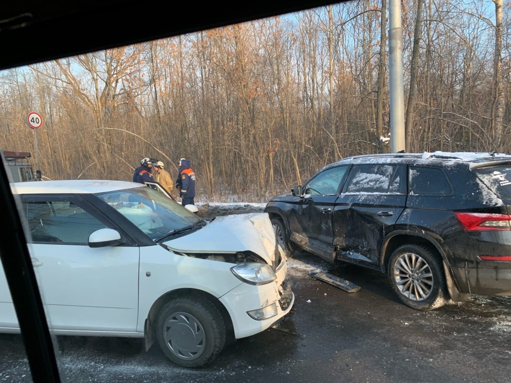 В Ярославле на Тутаевском шоссе столкнулись две легковушки