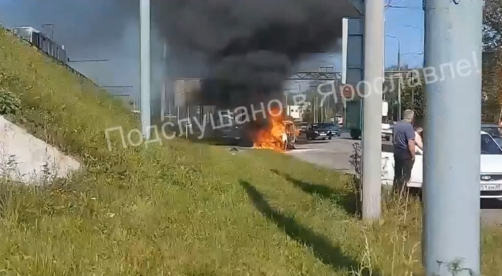 В Ярославле на проспекте Октября взорвалась легковушка