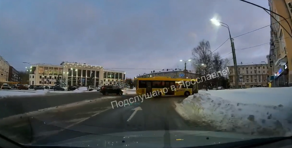 Три человека пострадали в ДТП с участием автобуса в Ярославле