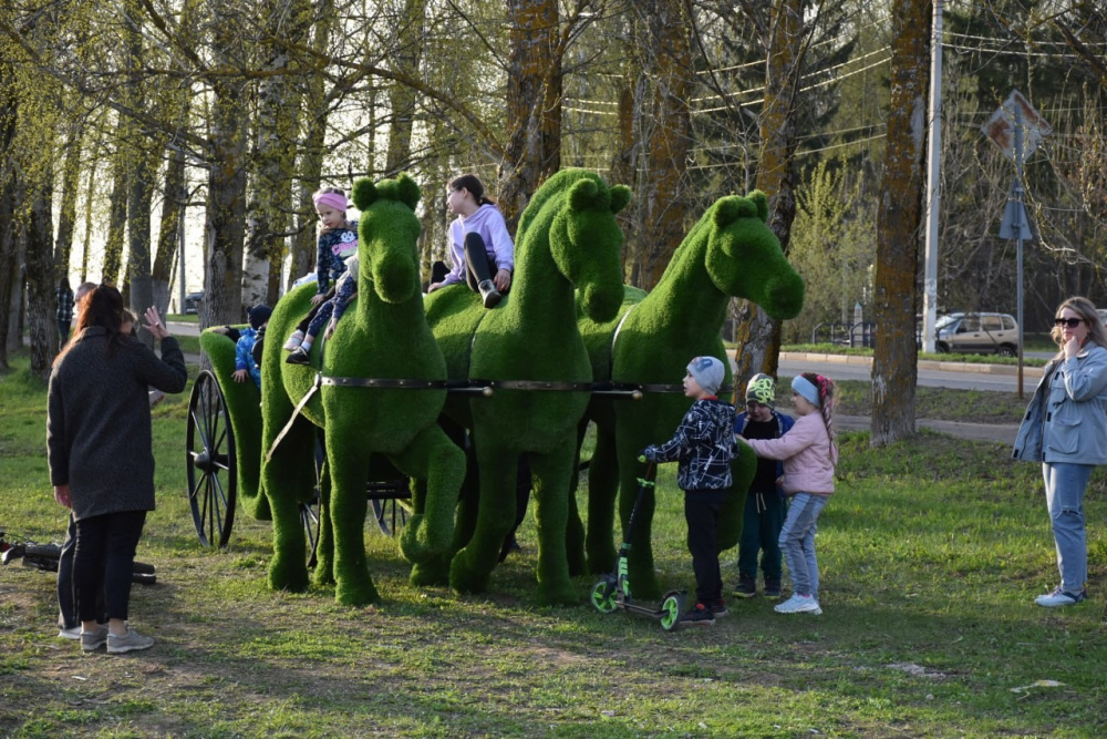 В Переславском парке установили скульптуры из кустарников