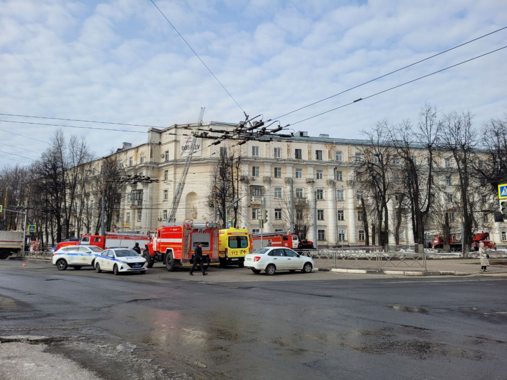 «Что-то случилось с проводкой»: жильцы горящей ярославской «сталинки» рассказали о происшествии