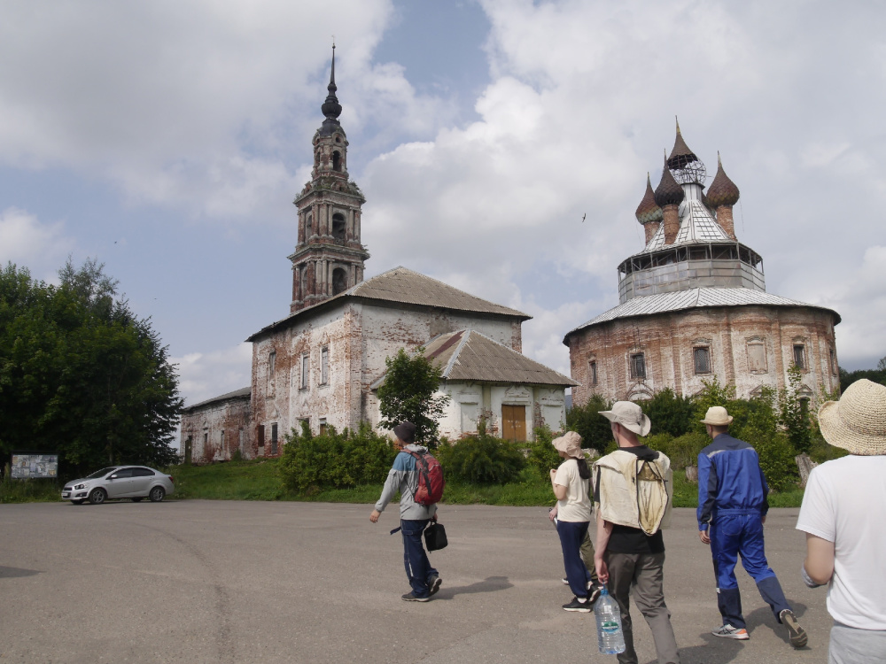 «Нашли изразец и старинный серп»: студенты из Москвы приехали восстанавливать древний храм в Ярославской области