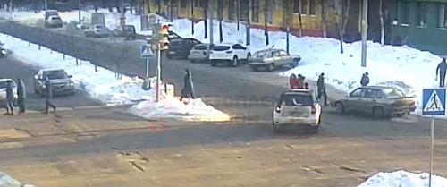 На перекрестке Машиностроителей и Серго Орджоникидзе сбили трех девочек: видео