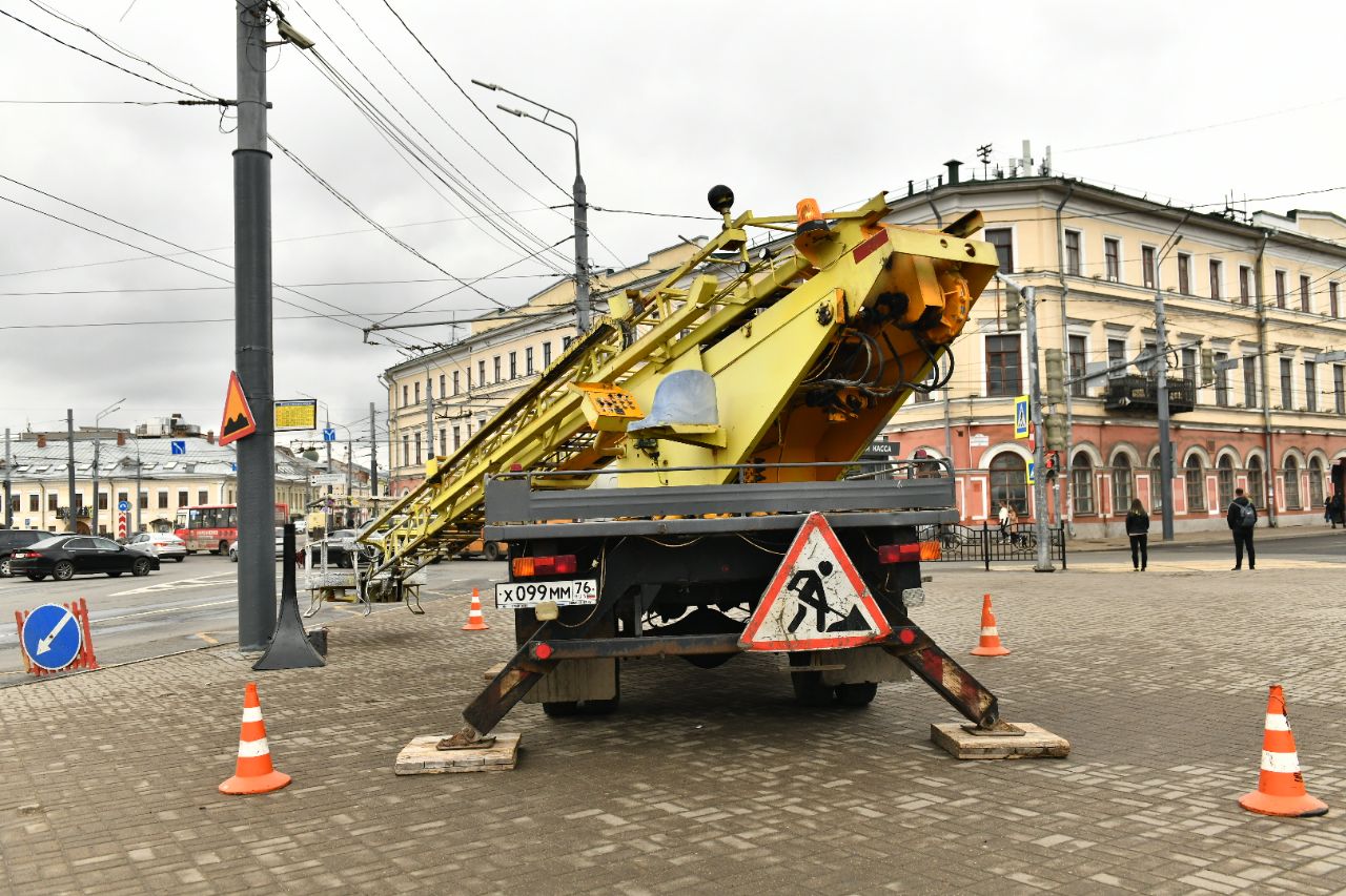 Установка в ярославле. Ярославль 25.04.22. Дороги Ярославля улица Победы. Площадь Ярославского. Громкоговоритель на площади Богоявления.