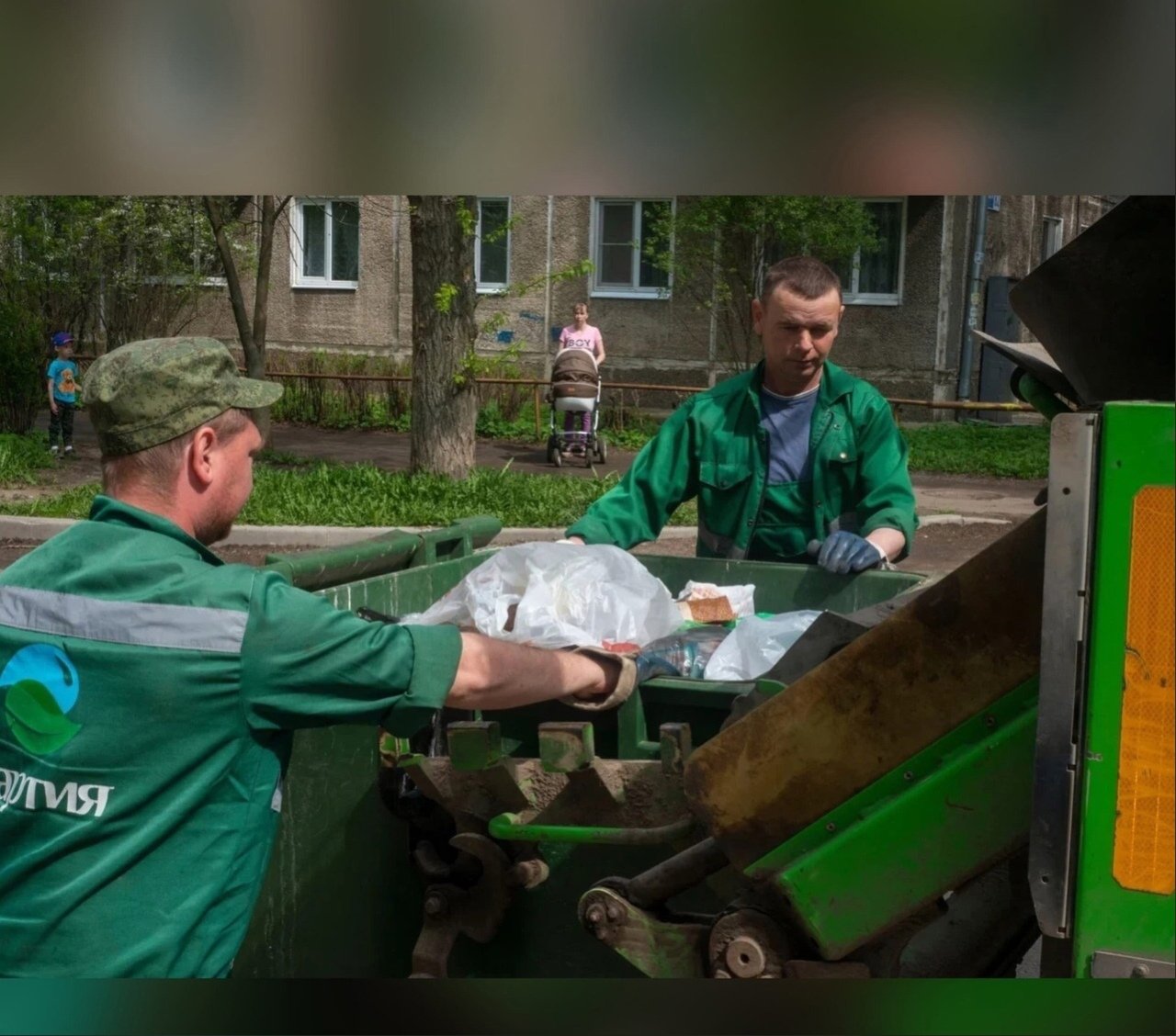 Горжусь, что делаю город чище: водитель мусоровоза развеял мифы о своей  работе | 27.05.21 | Яркуб