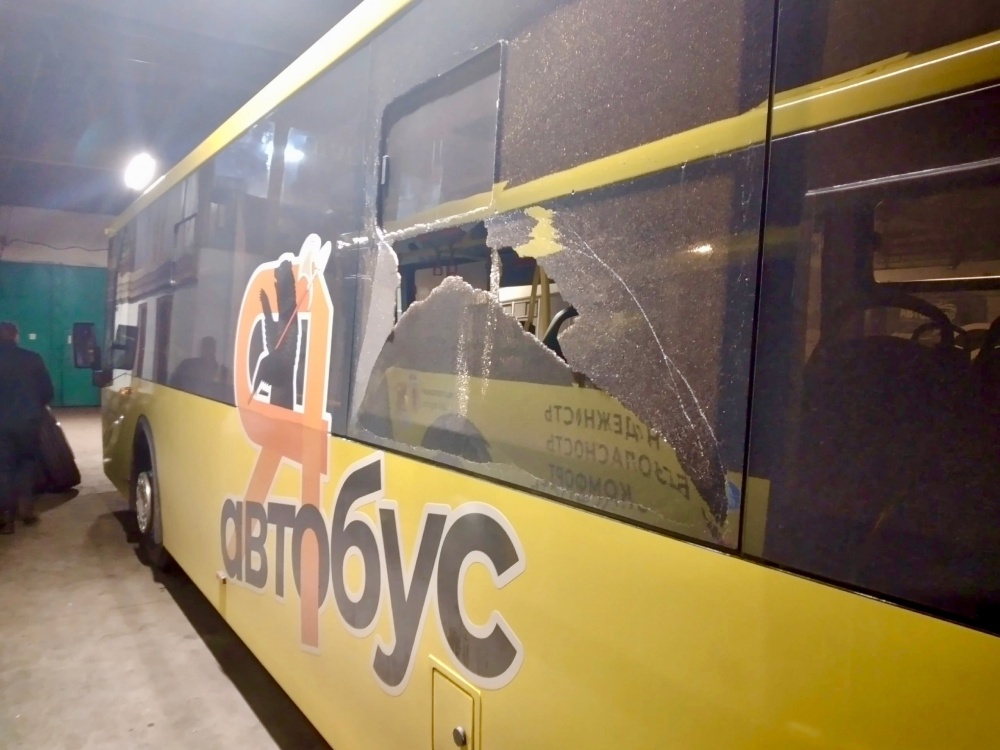 Треснуло стекло﻿: в Ярославле разбился новый брендированный автобус