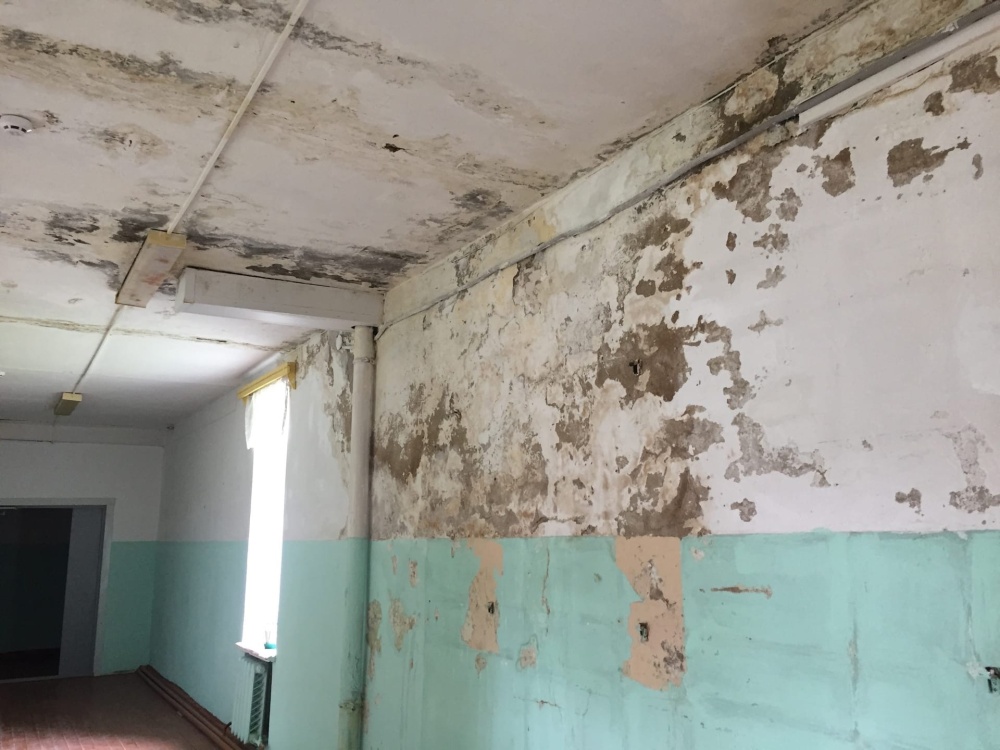В школе под Ярославлем несколько лет течет крыша и сыпется штукатурка