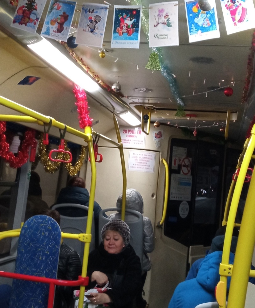 Автобус в Ярославле порадовал пассажиров новогодними украшениями
