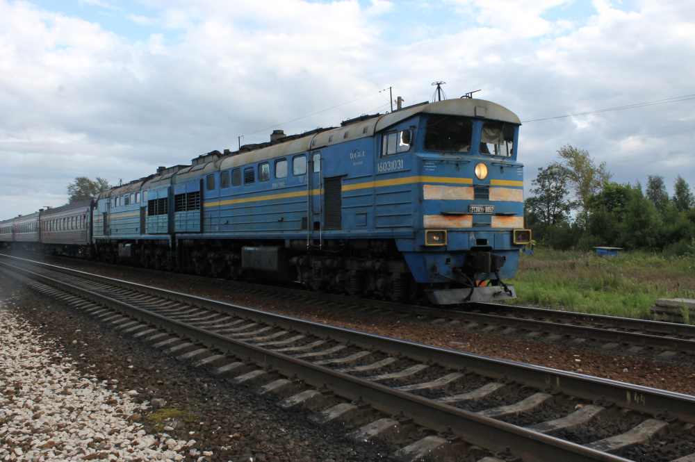 В Ярославской области пригородный поезд сбил гулявшего в наушниках вдоль путей молодого мужчину