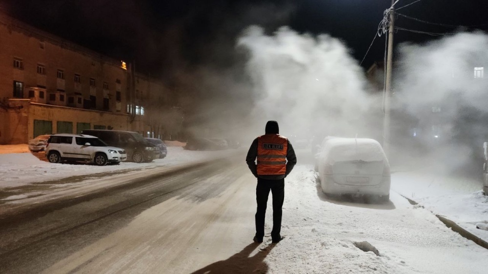 Опоздал на последний автобус в 30-градусный мороз: в Ярославле на остановке обнаружили пожилого мужчину