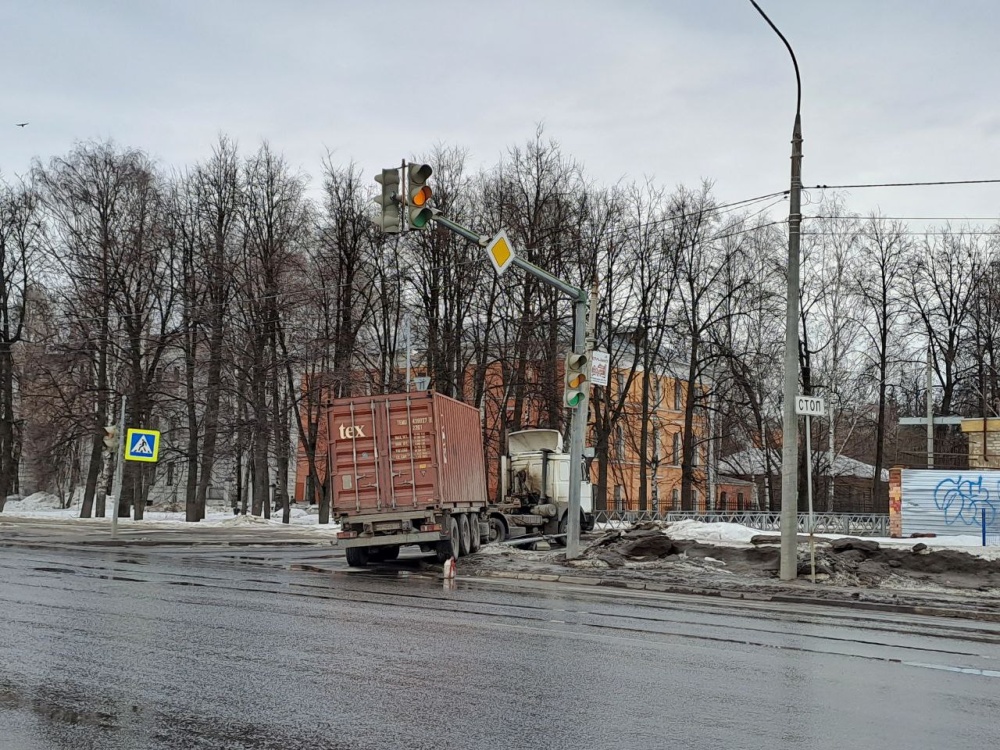 Грузовик полностью остановил движение на улице в центре Ярославля