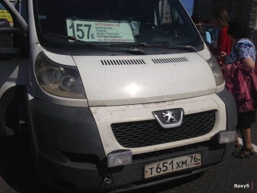 Водителю пригородной маршрутки в Ярославле стало плохо за рулем. Он успел нажать на тормоз