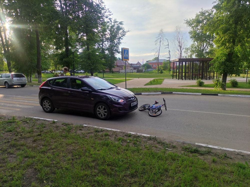 Выскочил на дорогу: в Переславле-Залесском водитель легковушки сбил несовершеннолетнего велосипедиста