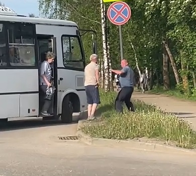 В Ярославской области водитель автобуса ввязался в драку на дороге