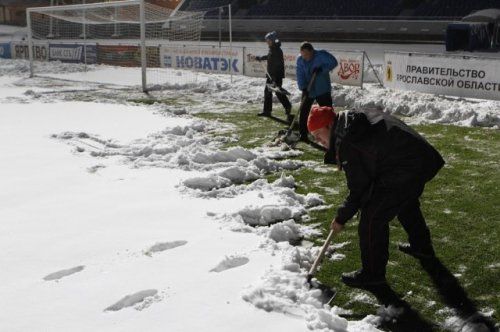 50 жителей Ярославля убирали снег на стадионе «Шинник»