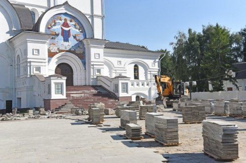 В Ярославле около Успенского собора восстанавливают плитку 