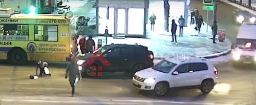 В интернете появилось видео, как в Ярославле внедорожник сбил девушку и уехал 