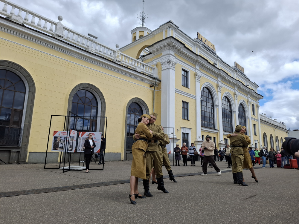 В Ярославле у главного вокзала закружил «Майский вальс»