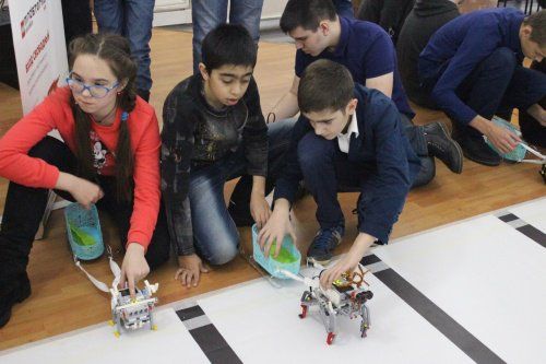 В Ярославле прошли гонки роботов, сделанных детьми из конструктора
