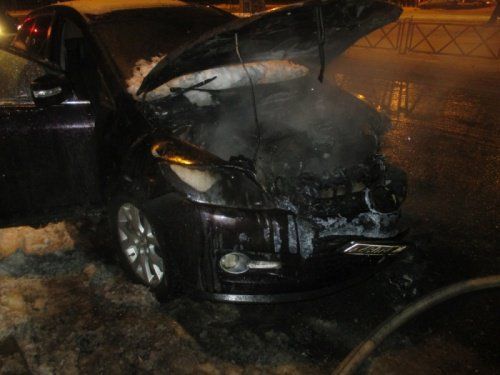 В Ярославле сгорел автомобиль Mazda CX-7 